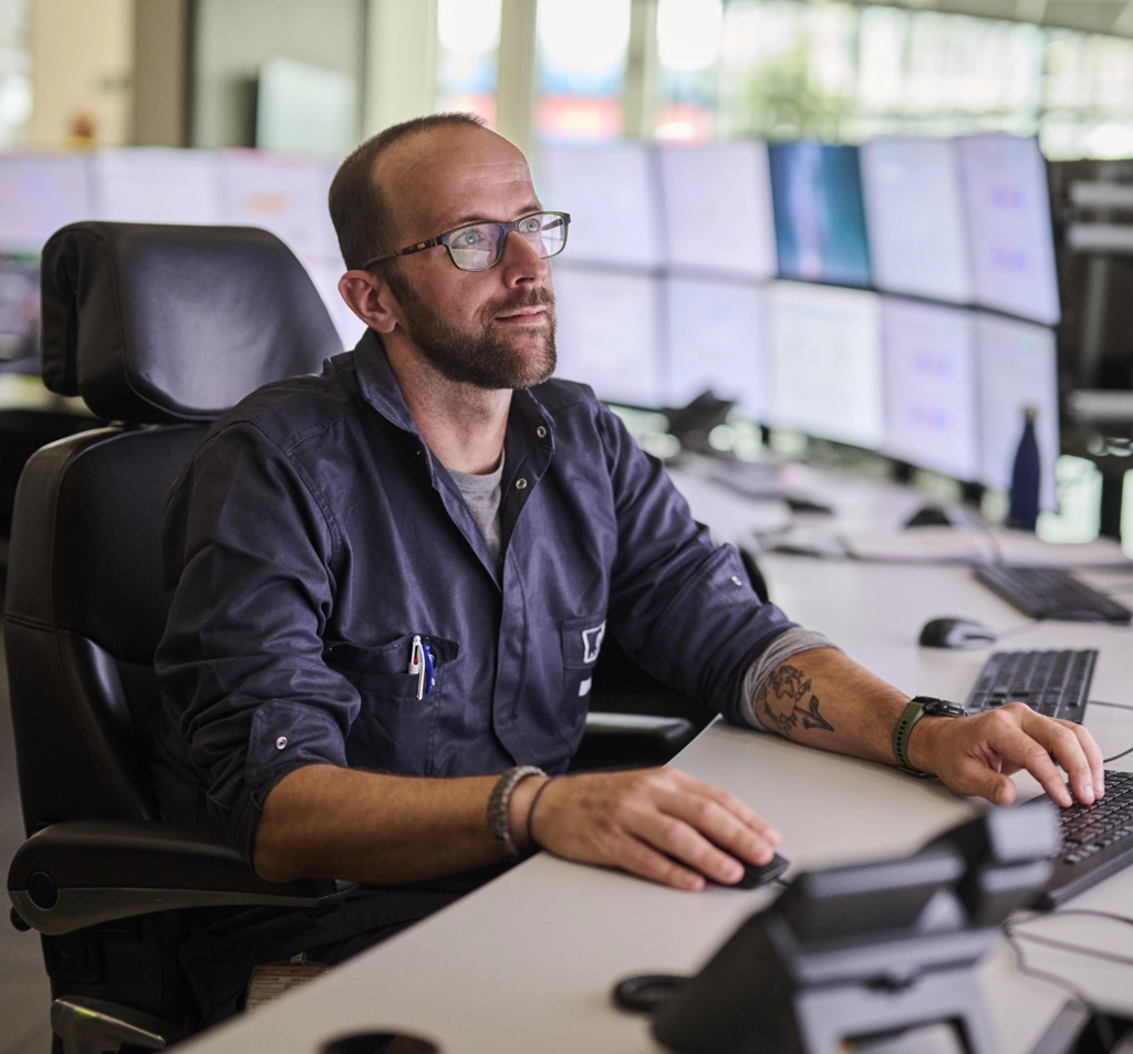 Oleon employee working on a computer